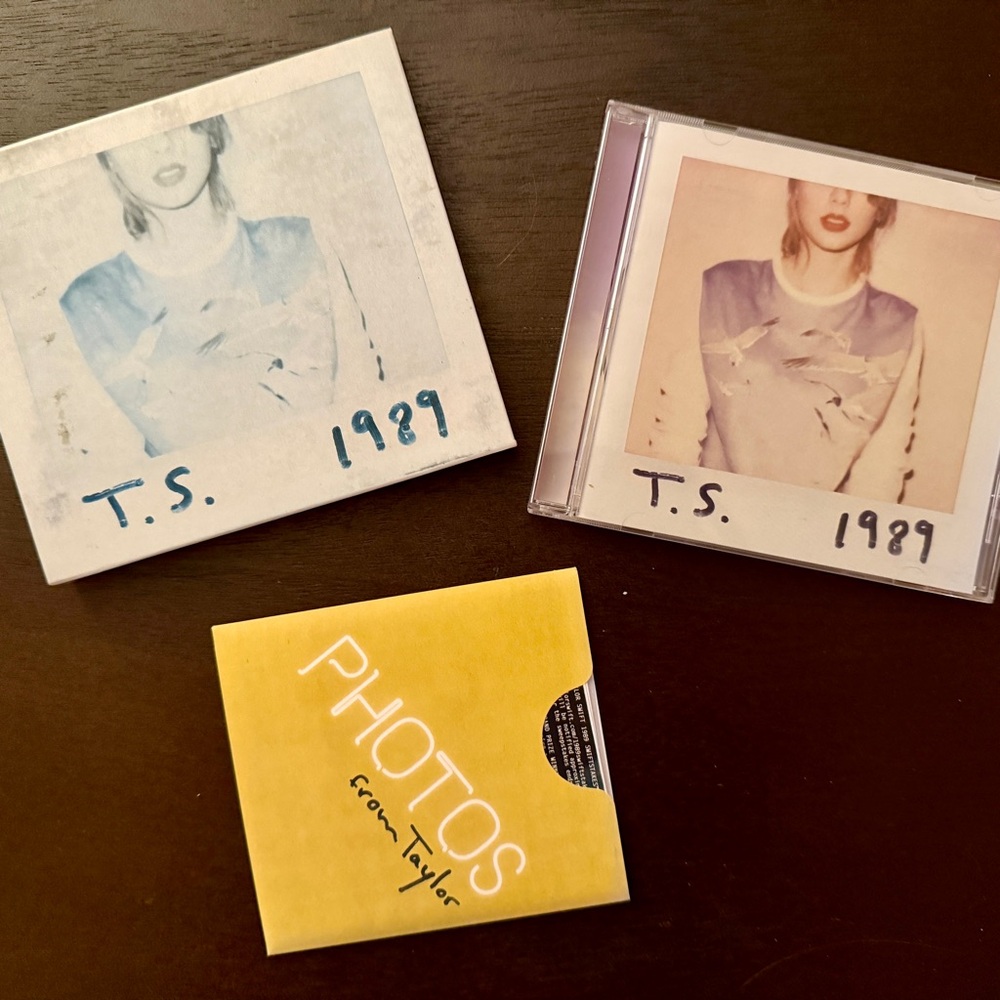 Original Taylor Swift 1989 CD with polaroid set
